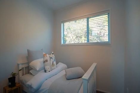 Photo of property in 2/9 Paruru Avenue, Northcote, Auckland, 0627