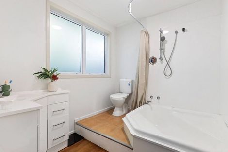 Photo of property in 9 Lomond Street, Newlands, Wellington, 6037