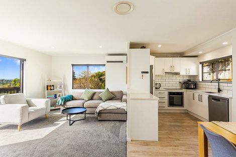 Photo of property in 8 Garton Drive, Massey, Auckland, 0614