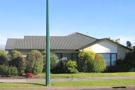 Photo of property in 71 Moyrus Crescent, East Tamaki Heights, Auckland, 2016