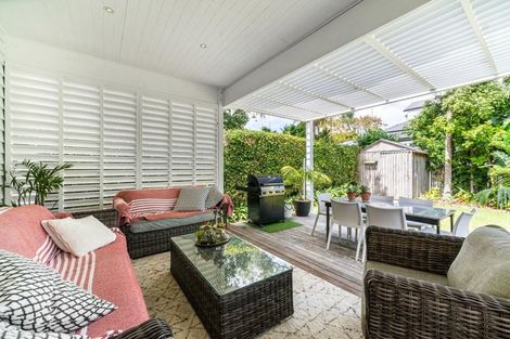 Photo of property in 15 Waterview Road, Stanley Point, Auckland, 0624