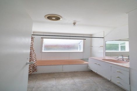 Photo of property in 11 Worthington Place, West Harbour, Auckland, 0618
