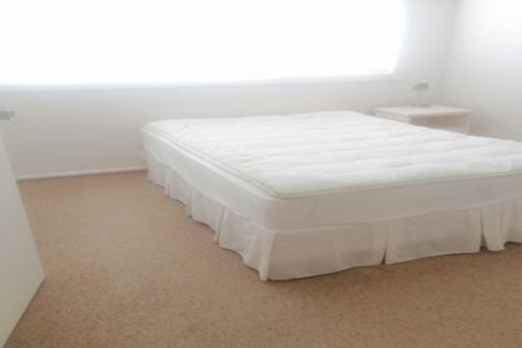 Photo of property in 613 Glenfield Road, Totara Vale, Auckland, 0629
