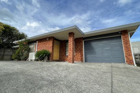 Photo of property in 34 Ginders Drive, Massey, Auckland, 0614