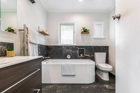 Photo of property in 16 Gloria Avenue, Te Atatu Peninsula, Auckland, 0610