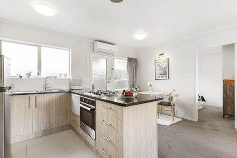 Photo of property in 2/94 Lynwood Road, New Lynn, Auckland, 0600