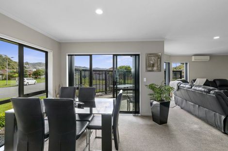 Photo of property in 15 Aragon Grove, Kingsley Heights, Upper Hutt, 5018