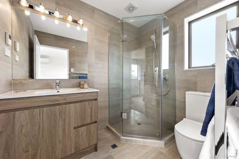 Photo of property in 37c Kingdale Road, Henderson, Auckland, 0610