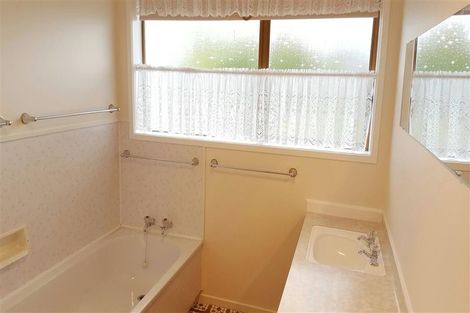 Photo of property in 2/84 Pupuke Road, Hillcrest, Auckland, 0627