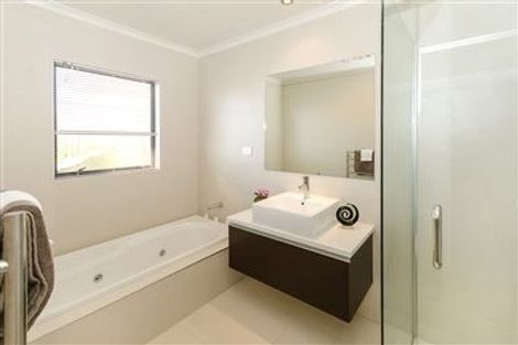 Photo of property in 24 Corsica Way, Karaka, Papakura, 2113