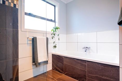 Photo of property in 3 Memorial Park Avenue, Haumoana, 4102