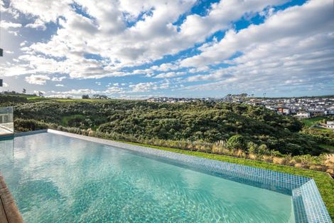 Photo of property in 15 Ridgelea Road, Long Bay, 0792