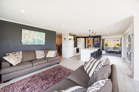 Photo of property in 132 Johnstone Drive, Fitzherbert, Palmerston North, 4410