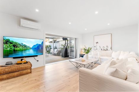 Photo of property in 2/4 Beach Road, Orewa, 0931