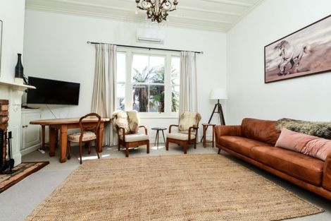 Photo of property in 8 Queen Street, Cambridge, 3434