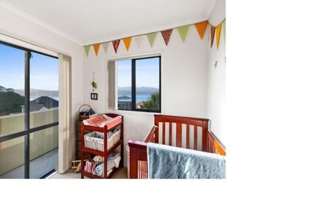 Photo of property in 4 Forbes Lane, Newlands, Wellington, 6037