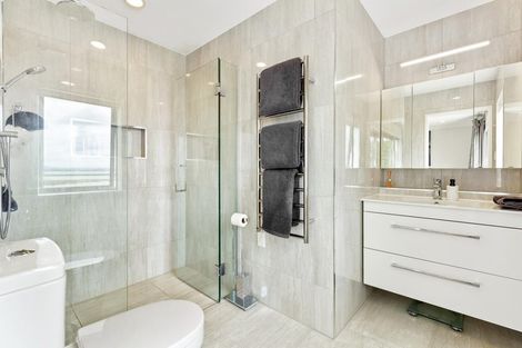 Photo of property in 32 Provence Esplanade, Te Atatu Peninsula, Auckland, 0610