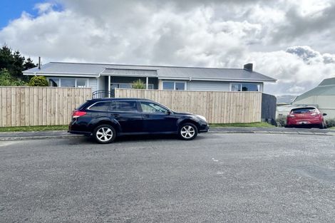 Photo of property in 15 Loasby Crescent, Newlands, Wellington, 6037