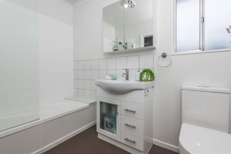 Photo of property in 53 Glanmire Road, Newlands, Wellington, 6037