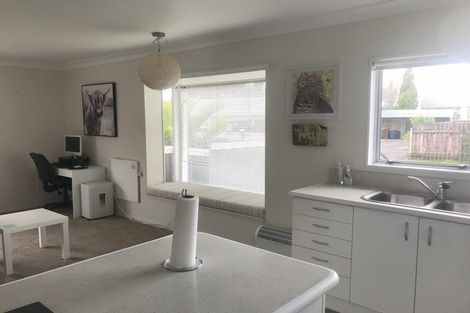 Photo of property in 28 Rewarewa Road, Te Atatu Peninsula, Auckland, 0610