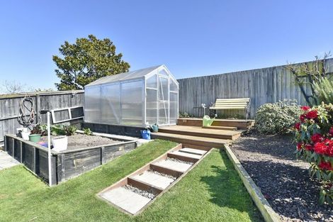 Photo of property in 15 Willowview Drive, Redwood, Christchurch, 8051
