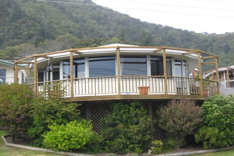 Photo of property in 7 Waikawa Road, Picton, 7220