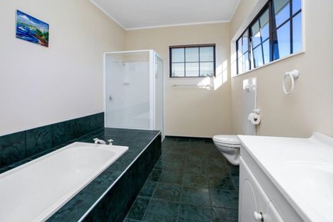 Photo of property in 335 Waihi Road, Hawera, 4673