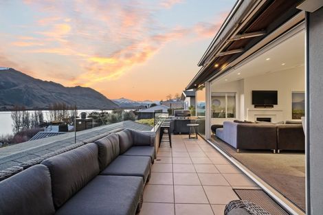 Photo of property in Lakeview Heights, 2/124 Lismore Street, Wanaka, 9305