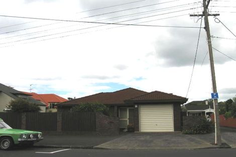 Photo of property in 1/17 Milford Road, Milford, Auckland, 0620
