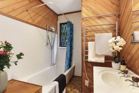 Photo of property in 34 Wood Bay Road, Titirangi, Auckland, 0604