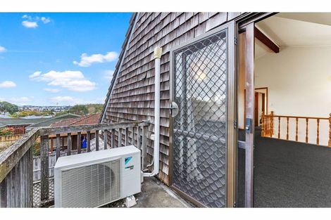 Photo of property in 2/58 Hillcrest Avenue, Hillcrest, Auckland, 0627