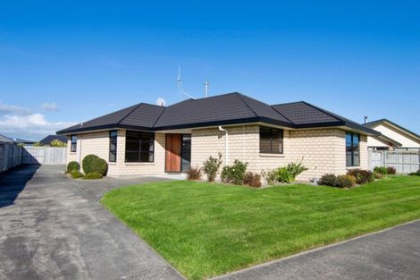 Photo of property in 8 Medallion Court, Kelvin Grove, Palmerston North, 4414