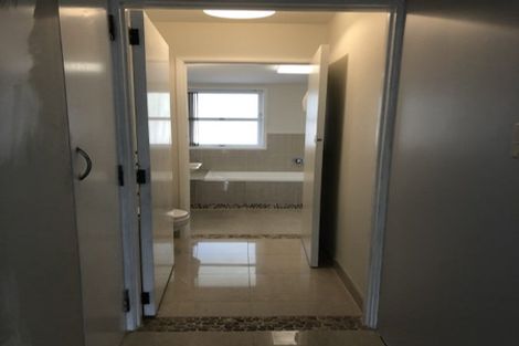 Photo of property in 2/9 College Road, Northcote, Auckland, 0627