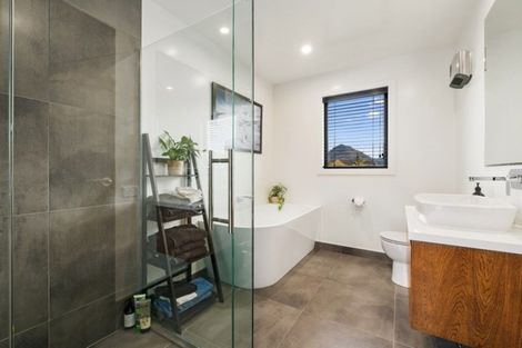 Photo of property in 6a Kinross Lane, Jacks Point, Queenstown, 9371