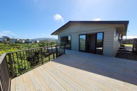Photo of property in 10 Bayswater Place, Newlands, Wellington, 6037