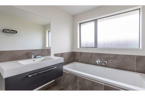 Photo of property in 16 Huntingdon Drive, Rangiora, 7400