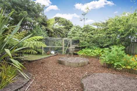 Photo of property in 30 Rimutaka Place, Titirangi, Auckland, 0604