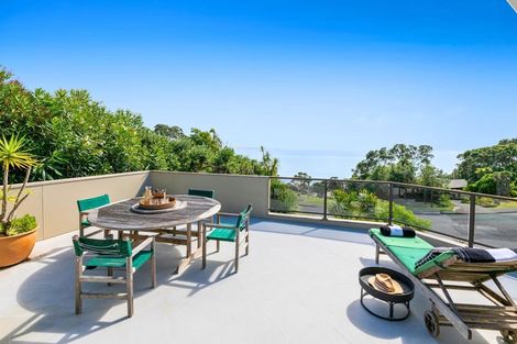 Photo of property in 10 Chelverton Terrace, Red Beach, 0932