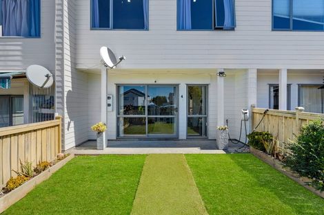 Photo of property in 4/3 Hulme Place, Henderson, Auckland, 0612