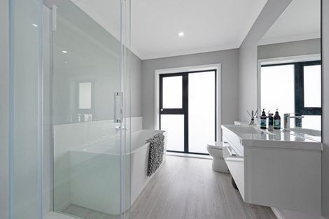 Photo of property in 5 Cessna Way, Newlands, Wellington, 6037