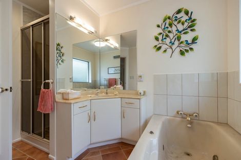 Photo of property in 2 Lavinia Grove, Waikanae Beach, Waikanae, 5036