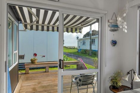 Photo of property in 52 Fifth Avenue, Urenui, 4377