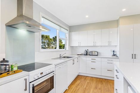 Photo of property in 25 Longcroft Terrace, Newlands, Wellington, 6037