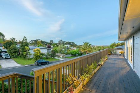 Photo of property in 28 Staincross Street, Green Bay, Auckland, 0604