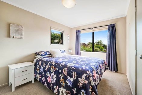 Photo of property in 13 Seagate Place, Red Beach, 0932