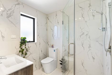 Photo of property in 423 Glenfield Road, Glenfield, Auckland, 0629
