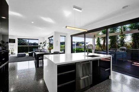 Photo of property in 6 Pebble Beach Court, Waiwhakaiho, New Plymouth, 4312
