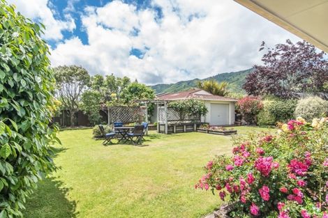 Photo of property in 42 Rewarewa Crescent, Waikanae, 5036