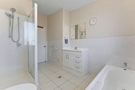 Photo of property in 4/3 Hulme Place, Henderson, Auckland, 0612