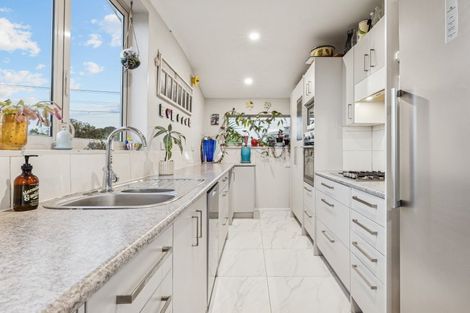 Photo of property in 1410 Whangaparaoa Road, Army Bay, Whangaparaoa, 0930